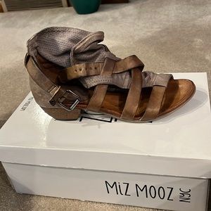 Size 8.5 shoe. Very cute on.